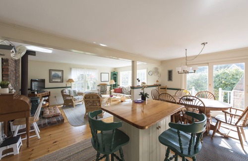 Katama House | Katama Beautifully Landscaped close to Beach/Edgartown - Air conditioned