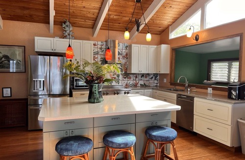 Kahaluu Bay House | Kona OCEANFRONT PVT Home ~ Sleeps 8+, Hot Tub, 2 min walk to Magic Sands Beach