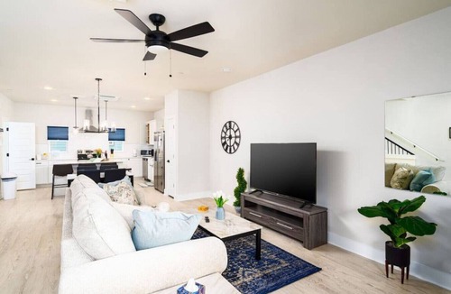 Mahncke Park Condo | KozyCo Retreat - Modern Comfort in Mahncke Park, Close to Attractions