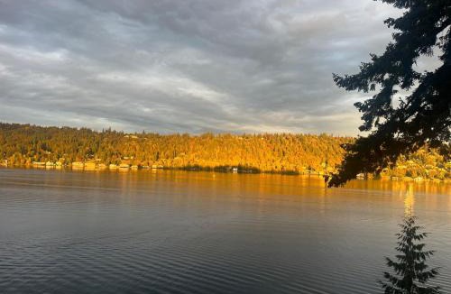 Viewpoint House | Lakefront with private beach