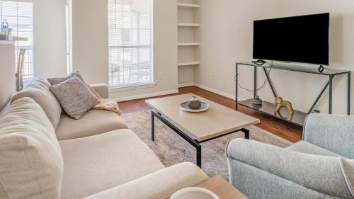 Southbelt/Ellington Apartment | Landing Stunning 1BD Pool Gym