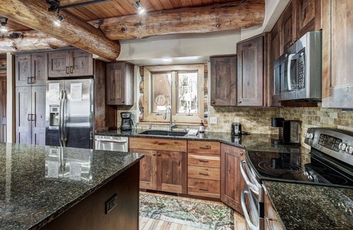 Blue River House | Log Home Retreat, outdoor living w/grill, pool table, 2mi to Ski & Main St.