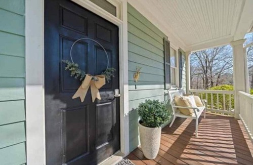 Eatonton House | Love sitting on the golf course and looking at the lake?