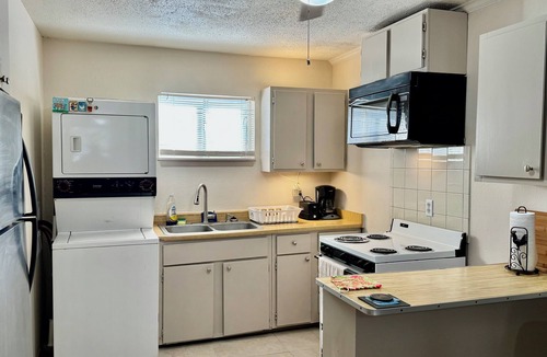 Southtown Apartment | Lovely 2 BR &1 BA in downtown king William riverwalk convenient area