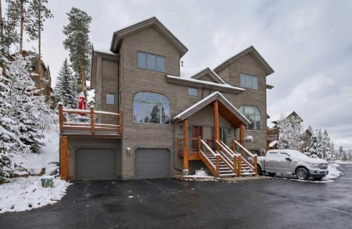 Three Peaks House | Lovely 3BR with Workspace Views Near Skiing Parks
