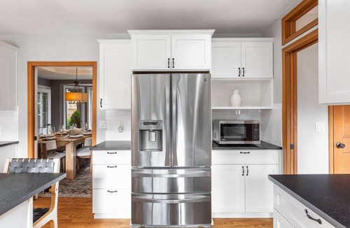 Bothell House | Luxe 7BR Retreat |Sleeps 16| Theater, Gym, & Grill!