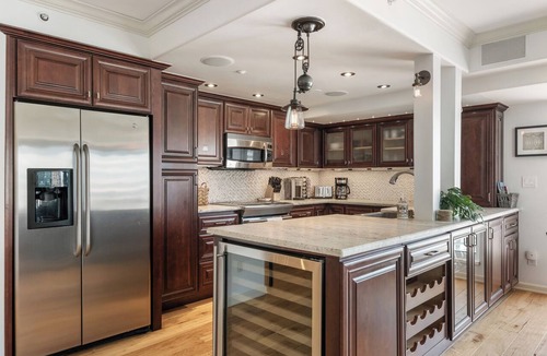 Downtown Seattle Condo | Luxurious 2 Bd in Heart of Seattle + Parkg & Pool!