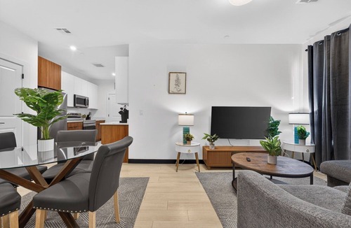 Everett Apartment | Luxury 1BR Close to Boston 1k4g