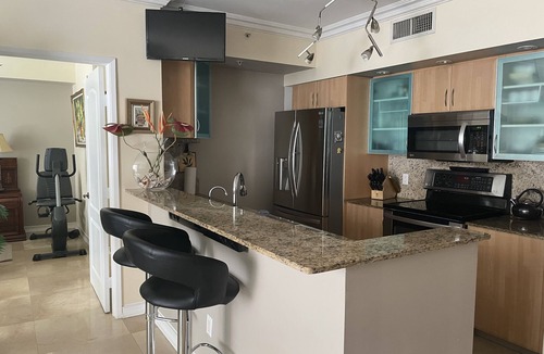 Sunny Isles Beach Apartment | Luxury Condo Across from the Beach. STR-00342