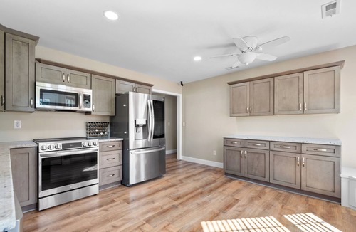 Richlands House | Luxury Executive Home 4BR/3BA 2 Master Suites Private .80 Acre Lot