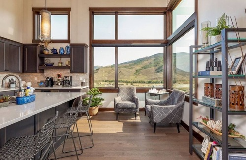 Silverthorne House | LUXURY home, Backyard HOT TUB - KEYSTONE 13 miles - STAY & PLAY amenities