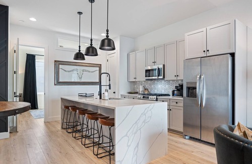 Katie Hill Neighborhood Condo | 🎼 Luxury Home | Rooftop Games | Private Hot Tub | Close to Downtown 🤠