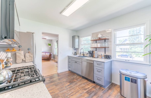 Minneapolis House | Luxury Minneapolis 3BR House with Hot Tub!