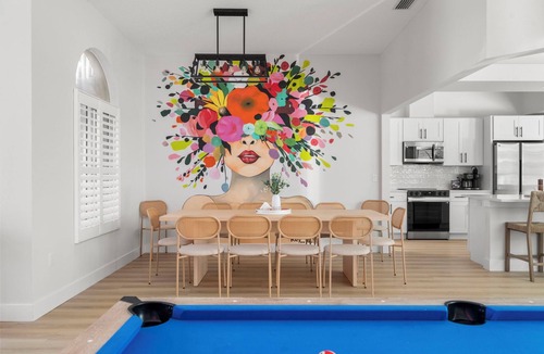 Palma Sola House | Luxury Oasis! Heated Pool, Pickleball, Mini Golf and Games, Sleeps 16-20!