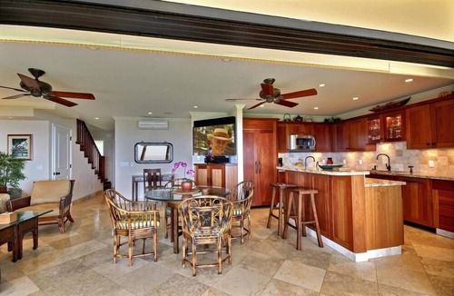 Historic Lahaina Front Street House | Luxury Oceanfront Escape – King Suite, Large Lanai & 30 Seconds to Beach