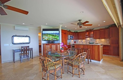 Historic Lahaina Front Street House | Luxury Oceanfront Escape – King Suite, Large Lanai & 30 Seconds to Beach