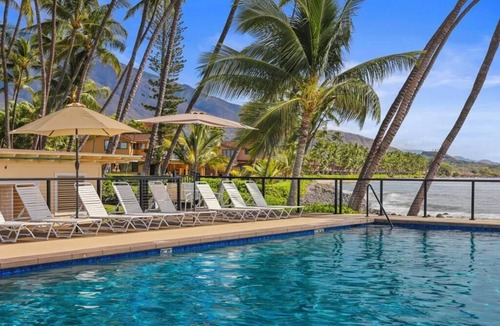 Historic Lahaina Front Street House | Luxury Oceanfront Escape – King Suite, Large Lanai & 30 Seconds to Beach