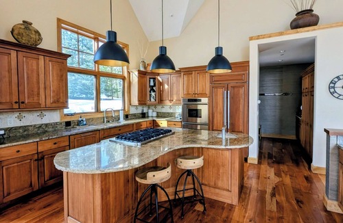 Three Peaks House | Luxury Peakside Escape - Private Hot Tub 3 Bedroom + Loft
