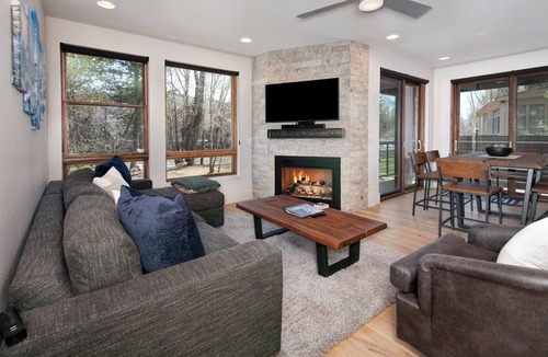 Silverthorne Condo | Luxury Riverside Condo 5 minutes off I70. Two king beds, well equipped kitchen.
