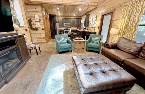 Hochatown Cabin | Luxury Rustic Cabin Hot Tub & Spa Fire Pit