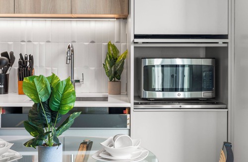 D Street - West Broadway Apartment | Luxury Studio Next to Broadway cajf