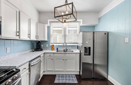 San Jacinto Apartment | M Street Double | Top Floor of a Historic Triplex Sleeps 12 Walk to Beach