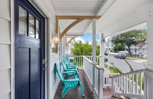 San Jacinto Apartment | M Street Double | Top Floor of a Historic Triplex Sleeps 12 Walk to Beach