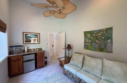 Kahana Villa | Maui B&B | 3 Oceanview Rooms | Steps from Beach w. AC | BBQ & Free Breakfast