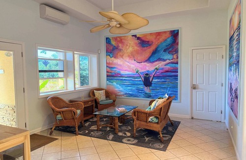 Kahana Villa | Maui B&B | 3 Oceanview Rooms | Steps from Beach w. AC | BBQ & Free Breakfast