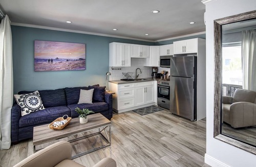 Hollywood Hills Hotel | May-Dee Suites