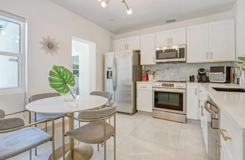 Hallandale Beach House | Modern 2BR with Jacuzzi BBQ Near Beach & FLL