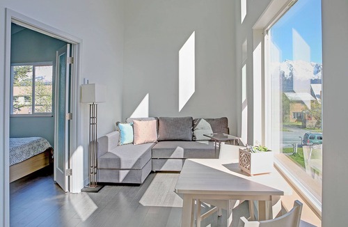 Seward House | Modern Accommodations with Luxurious View