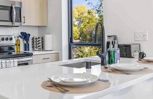 St. Anthony West Apartment | Modern Apt with Rooftop & Skyline Views
