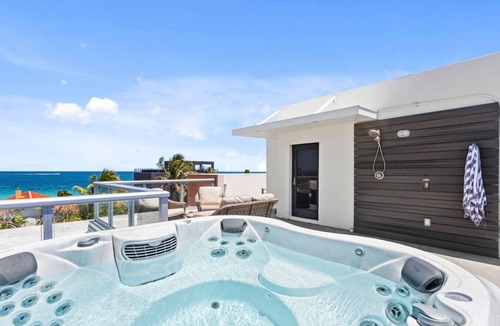 North Beach House | Modern beach house w rooftop jacuzzi & luxury beds