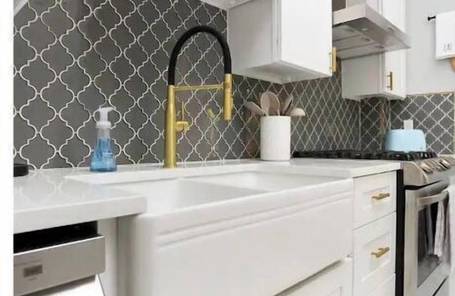 Southtown House | Modern Downtown Stay Near Alamo w/Hot tub & Deck