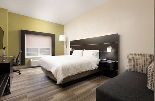 Lupton City Hotel | Modern Hixson Stay | 1 King Bed | Near Downtown Chattanooga Attractions