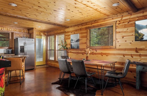 Hochatown Cabin | Modern Hochatown Cabin: 2 King Suites w/Private Baths, Hot Tub & Arcade