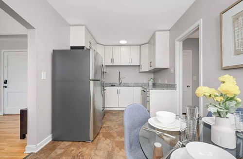 Southwest Minneapolis Apartment | Modern Pet-Friendly Kenny 1 bedroom # 2 Private Renovated Garage Wi-Fi