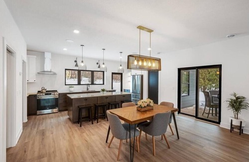 Hoffmans Corner House | Modern & spacious 5-bedroom house in delightful White Bear Lake