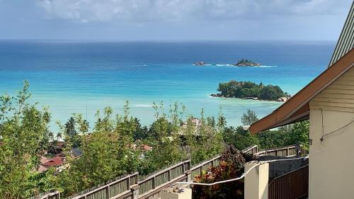 Anse Volbert Village House | Mountain Lodge