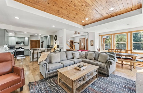Blue River House | Mountain Retreat w/Hot Tub, Game Room & Garage - 5 Min to Slopes & Main St