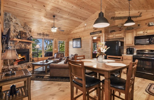 Cherry Log Cabin | Mountain Views & just mins to City! Wood burning Fireplace, Hot tub, Fire pit