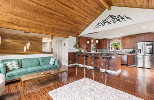 Hillside East House | Mountainside Views from the Front Range Chalet
