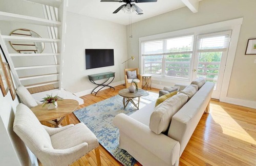 Mount Adams Apartment | Mt Adams 2BR | Deck | River Views | 3-min to Dtown