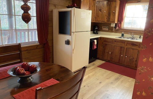 Pigeon Forge Cabin | Mtn.View from Hottub, A+ Location 2 Mi to PF.Pkwy,Not up Mtn,Private,SUPERCLEAN