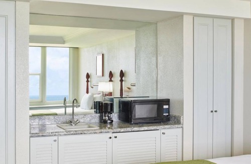 Kahului House | Nature Awaits You! Amazing Unit, Pool, Restaurant, Gym