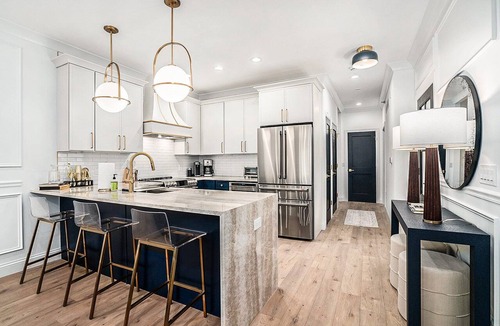 Northeast South Bend Condo | New 1st floor condo - 7 Block Walk to Notre Dame - Sleeps 8