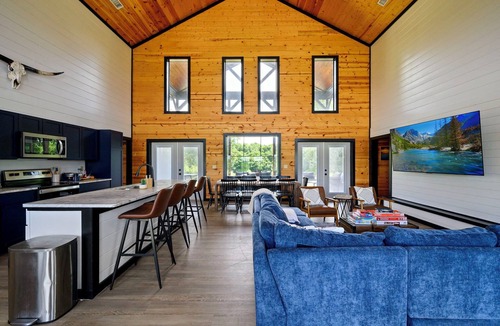 Broken Bow Cabin | New! Heated Pool, Riverfront, Kayaks, Pool Table