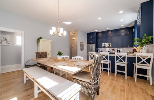 Saint Joseph House | NEW Luxury Poolside Retreat | King Bed | Riverwalk