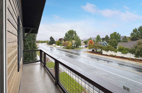 Midway Condo | New Midway Condo on Main St - Mountain views & luxury bedding, e-bikes for rent